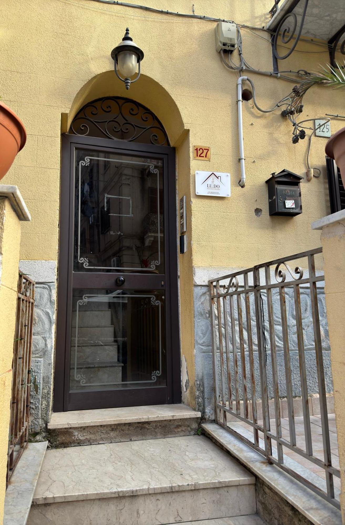 Ludo Holiday House - Charming Con Patio A Due Passi Dalla Cattedrale Palermo Kültér fotó